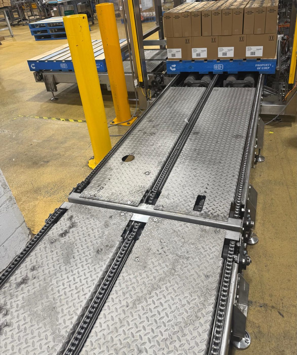 Pallet conveyor and palletising system